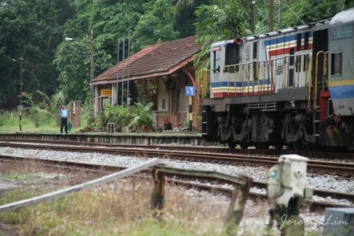 A train passing Bukit Timah Station.